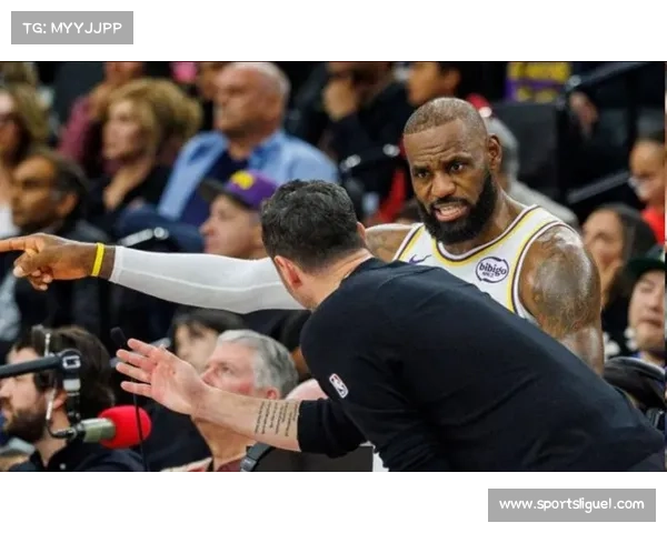 雷迪克谈湖人轮换：詹姆斯虽老但需善用，阵容调配将持续调整